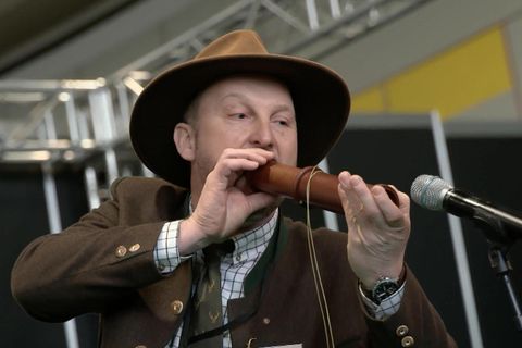 Auf der Jagdmesse in Dortmund treffen sich Jäger, um ihre Reh, Gans und Co.-Rufe zum Besten zu geben.