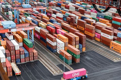Container stehen im Containerterminal in Hamburg