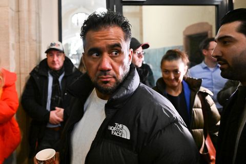 Der Hauptangeklagte Arafat Abou-Chaker kommt vor der Urteilsverkündung zum Saal im Landgericht
