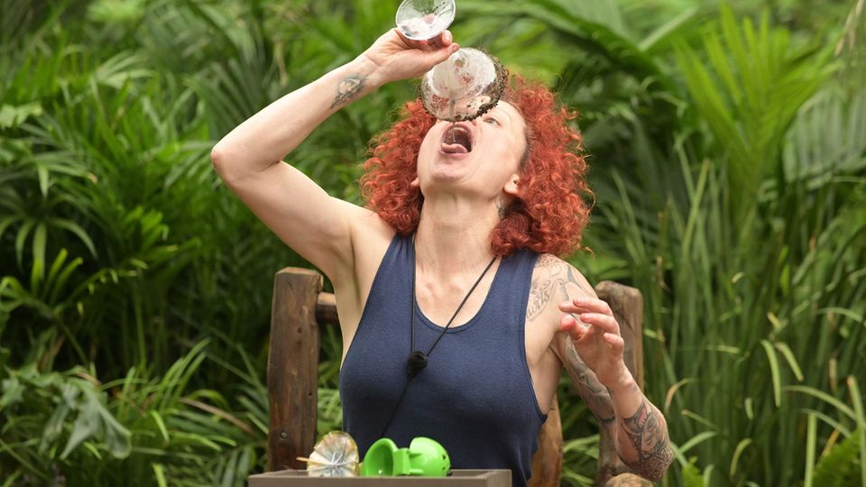 Lucy Diakovska trinkt im Dschungelcamp einen ekligen Cocktail