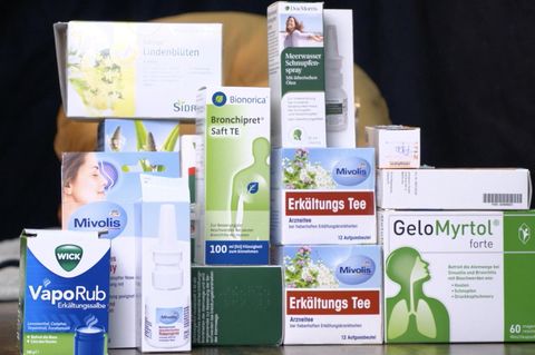 Erkältung: Wo liegen die Unterschiede bei Hilfsmitteln aus der Drogerie und der Apotheke?