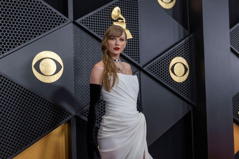 Taylor Swift in einem Kleid mit Handschuhen bei der Grammy-Verleihung
