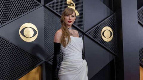 Taylor Swift in einem Kleid mit Handschuhen bei der Grammy-Verleihung