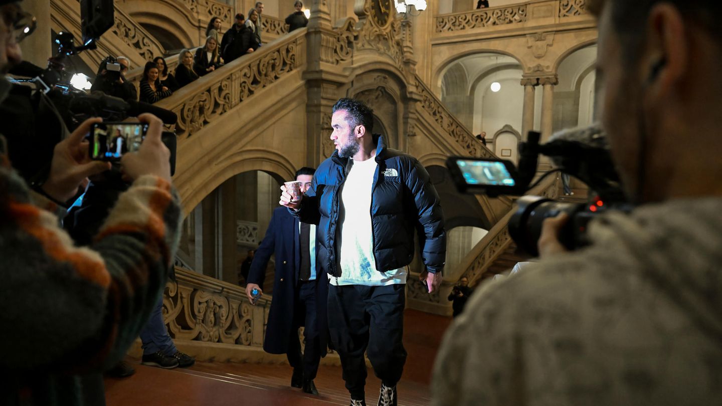 Arafat Abou-Chaker betritt das Landgericht und wird von Journalistinnen fotografiert und gefilmt