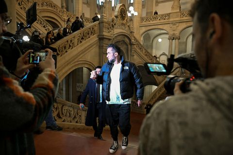 Arafat Abou-Chaker betritt das Landgericht und wird von Journalistinnen fotografiert und gefilmt