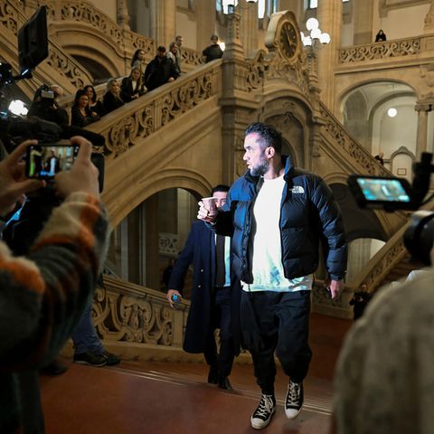 Arafat Abou-Chaker betritt das Landgericht und wird von Journalistinnen fotografiert und gefilmt