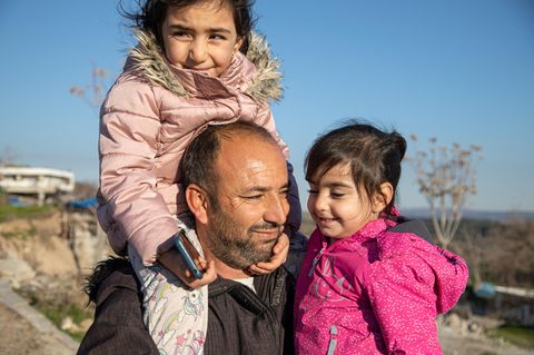 Vater Duran Soya möchte ein besseres Leben für seine zwei kleinen Töchter. Eine Zukunft in seiner vom Erdbeben zerstörten Heimat in der Südosttürkei sieht er nicht mehr. Einen Ausweg bislang aber auch nicht.
