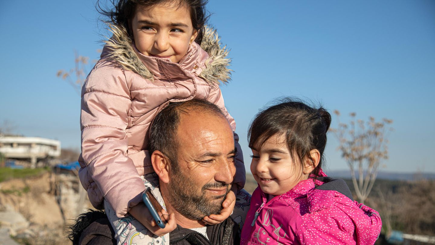 Türkiye: One year after the earthquake, their lives are in ruins.  Now they want to go to Germany.  But how?