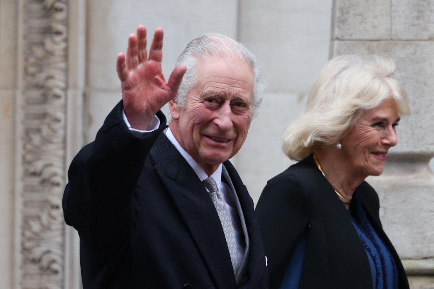 Erst mit 73 Jahren König: Eines der letzten Bilder vor der schockierenden Diagnose: Am 29. Januar 2024 verließ König Charles III. an der Seite seiner Frau Camilla die "London Clinic" in Marylebone, wo er sich wegen einer vergrößerten Prostata behandeln ließ. Nur wenige Tage später teilte der Buckingham Palast mit, dass der König an Krebs erkrankt ist Eines der letzten Bilder vor der schockierenden Diagnose: Am 29. Januar 2024 verließ König Charles III. an der Seite seiner Frau Camilla die "London Clinic" in Marylebone, wo er sich wegen einer vergrößerten Prostata behandeln ließ. Nur wenige Tage später teilte der Buckingham Palast mit, dass der König an Krebs erkrankt ist