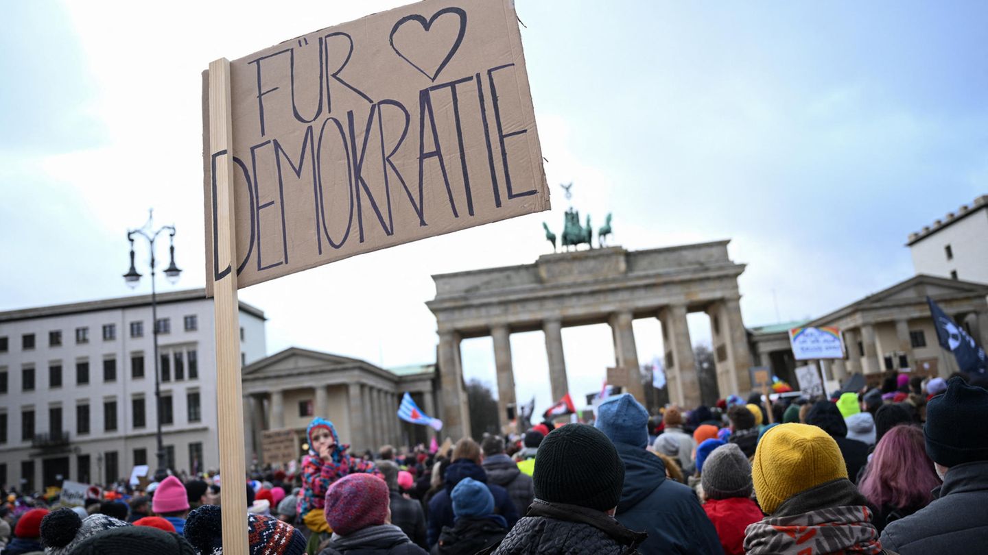 Survey: Many young Germans have no trust in the government and parliament