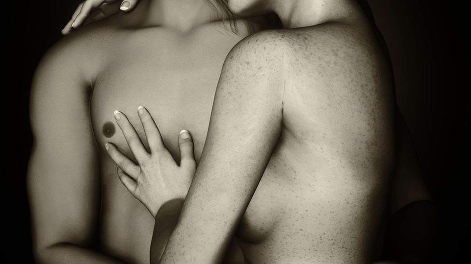 Was sind die Do's & Dont's, wenn es um offene Beziehungen geht? Die Hamburger Sexual- und Paartherapeutin Verena Wessel erklärt, wie Paare am besten damit umgehen können, wenn einer der beiden sich eine offene Beziehung wünscht.