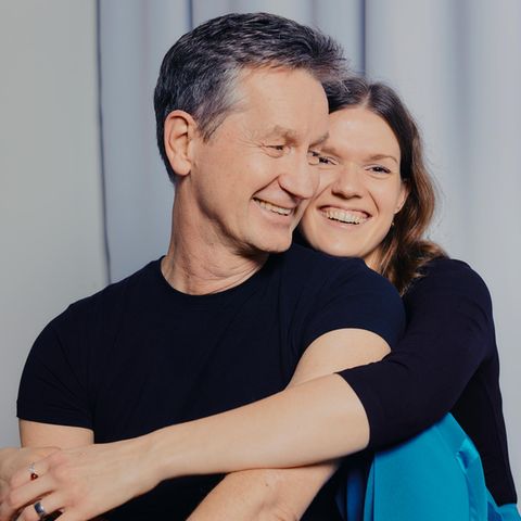 Anna und Karsten umarmen sich
