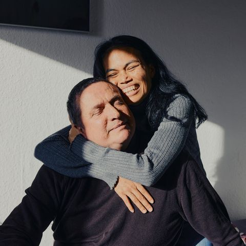 Karn und Frank umarmen sich innig