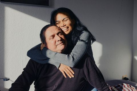 Karn und Frank umarmen sich innig