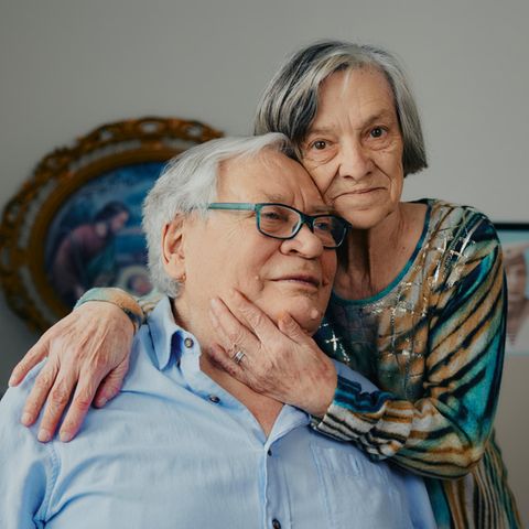 Nelli umarmt ihren Mann liebevoll