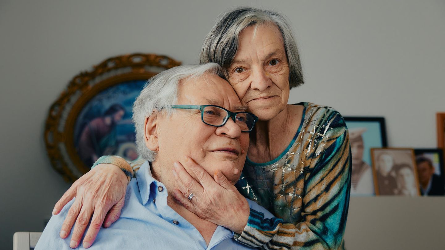 Liebe Nelli umarmt ihren Mann liebevoll