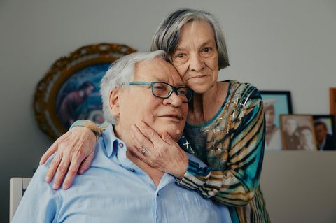 Nelli umarmt ihren Mann liebevoll