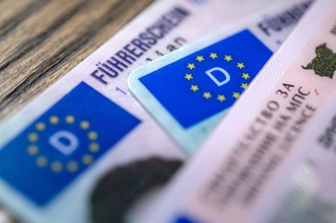 Ein Führerschein aus Plastik mit der Kennung Deutschlands