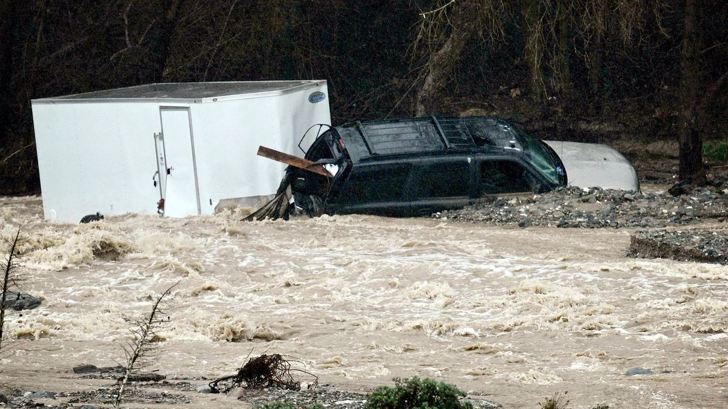 Ein Geländewagen liegt an einem reißenden Fluss in Kalifornien