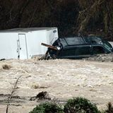 Ein Geländewagen liegt an einem reißenden Fluss in Kalifornien