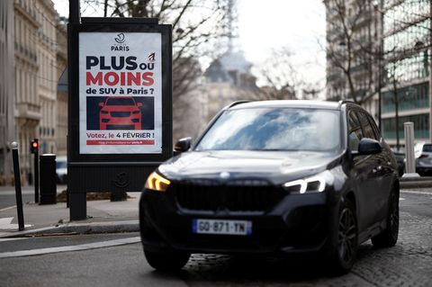 "Mehr oder weniger SUV in Paris? Wählen Sie am 4. Februar!", steht auf einer Plakatwand in der französischen Hauptstadt