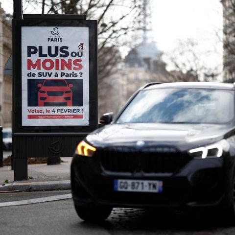 "Mehr oder weniger SUV in Paris? Wählen Sie am 4. Februar!", steht auf einer Plakatwand in der französischen Hauptstadt