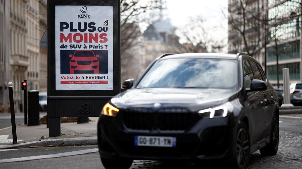 "Mehr oder weniger SUV in Paris? Wählen Sie am 4. Februar!", steht auf einer Plakatwand in der französischen Hauptstadt