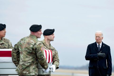 Biden neben einem Sarg, der von Soldaten getragen wird