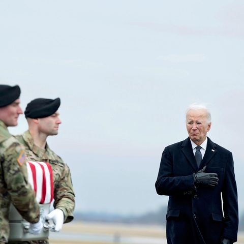 Biden neben einem Sarg, der von Soldaten getragen wird