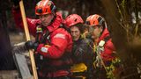 Feuerwehrleute in Kalifornien haben eine Frau gerettet