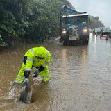 Auf einer Straße in Kalifornien hat sich ein Strudel gebildet