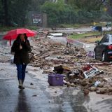 Eine mit Schlamm überschwemmte Straße in Kalifornien