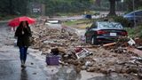 Eine mit Schlamm überschwemmte Straße in Kalifornien