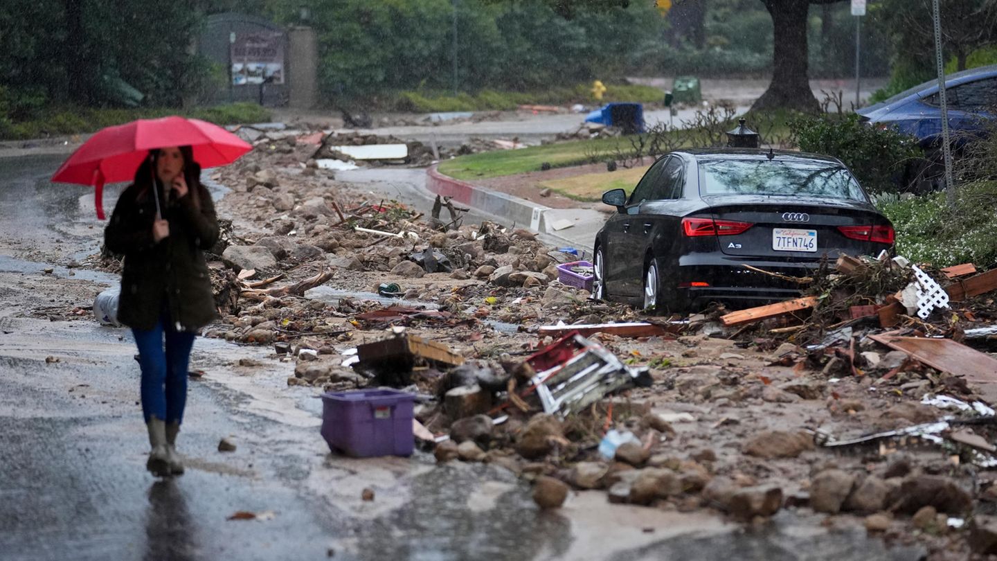 Eine mit Schlamm überschwemmte Straße in Kalifornien