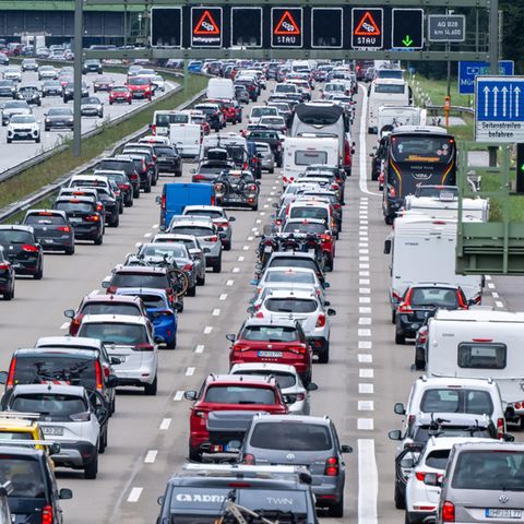 Stau auf der A8 bei Sauerlach in Bayern