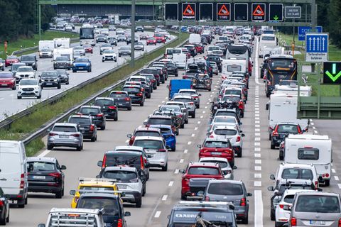 Stau auf der A8 bei Sauerlach in Bayern
