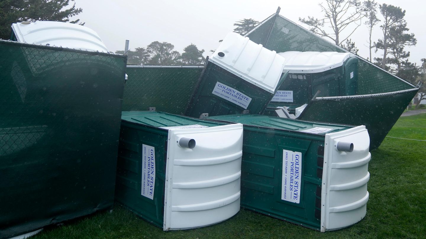 Umgekippte Toilettenhäuschen in Kalifornien