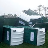 Umgekippte Toilettenhäuschen in Kalifornien