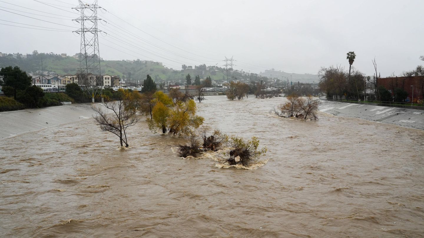 Der Los Angeles River in Kalifornien ist über die Ufer getreten