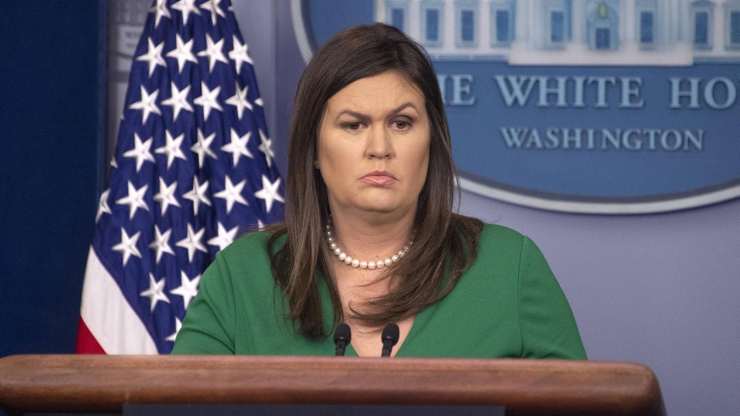 SARAH HUCKABEE SANDERS Sarah Huckabee Sanders steht an einem Rednerpult im Weißen Haus