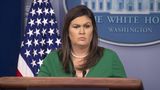 Sarah Huckabee Sanders steht an einem Rednerpult im Weißen Haus
