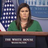 Sarah Huckabee Sanders steht an einem Rednerpult im Weißen Haus