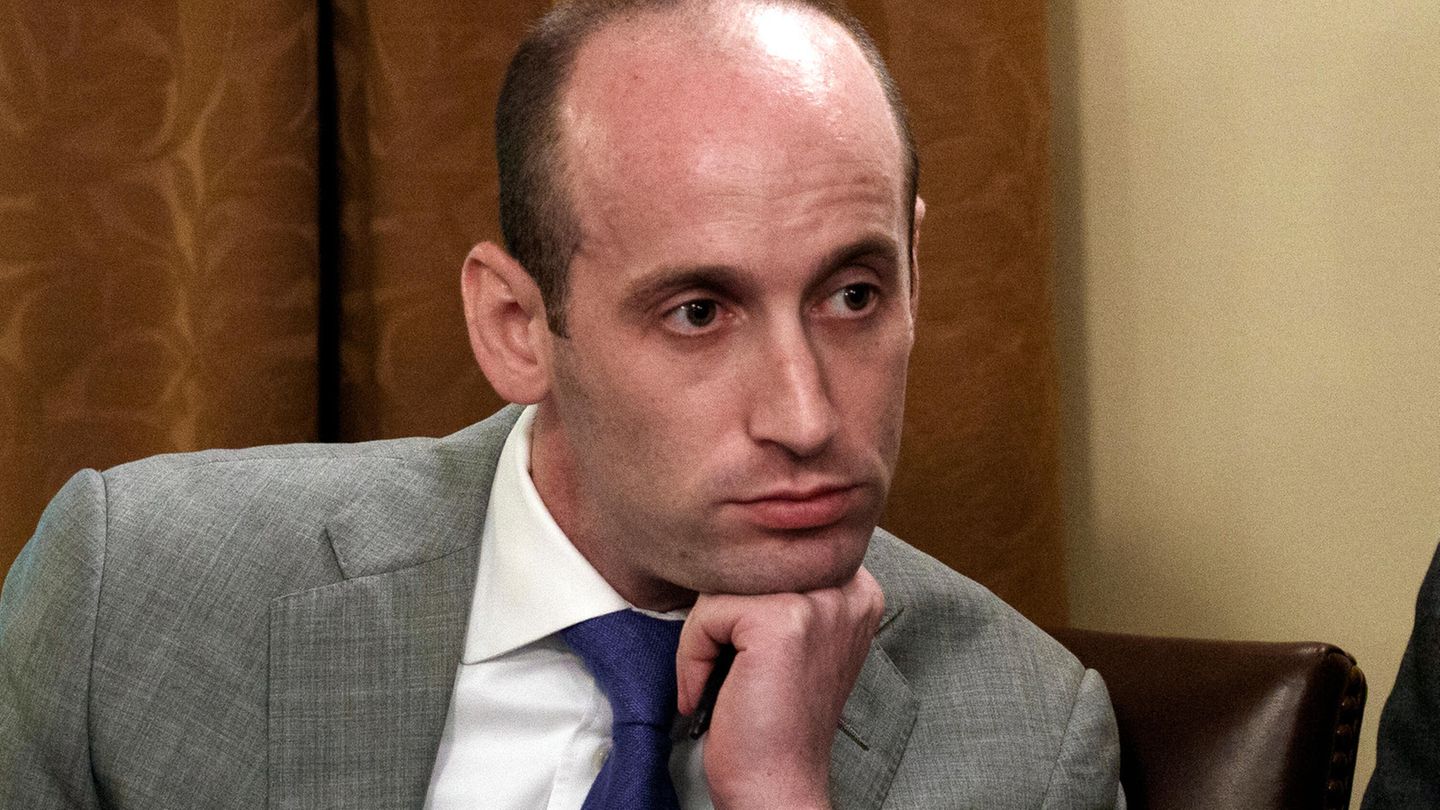 Stephen Miller, ein Mann, der seinen Kopf auf seiner Hand abstützt
