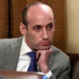 Stephen Miller, ein Mann, der seinen Kopf auf seiner Hand abstützt