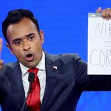 Vivek Ramaswamy, ein Mann, der einen Zettel hochhält, auf dem "Nikki = corrupt" steht