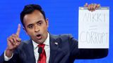 Vivek Ramaswamy, ein Mann, der einen Zettel hochhält, auf dem "Nikki = corrupt" steht