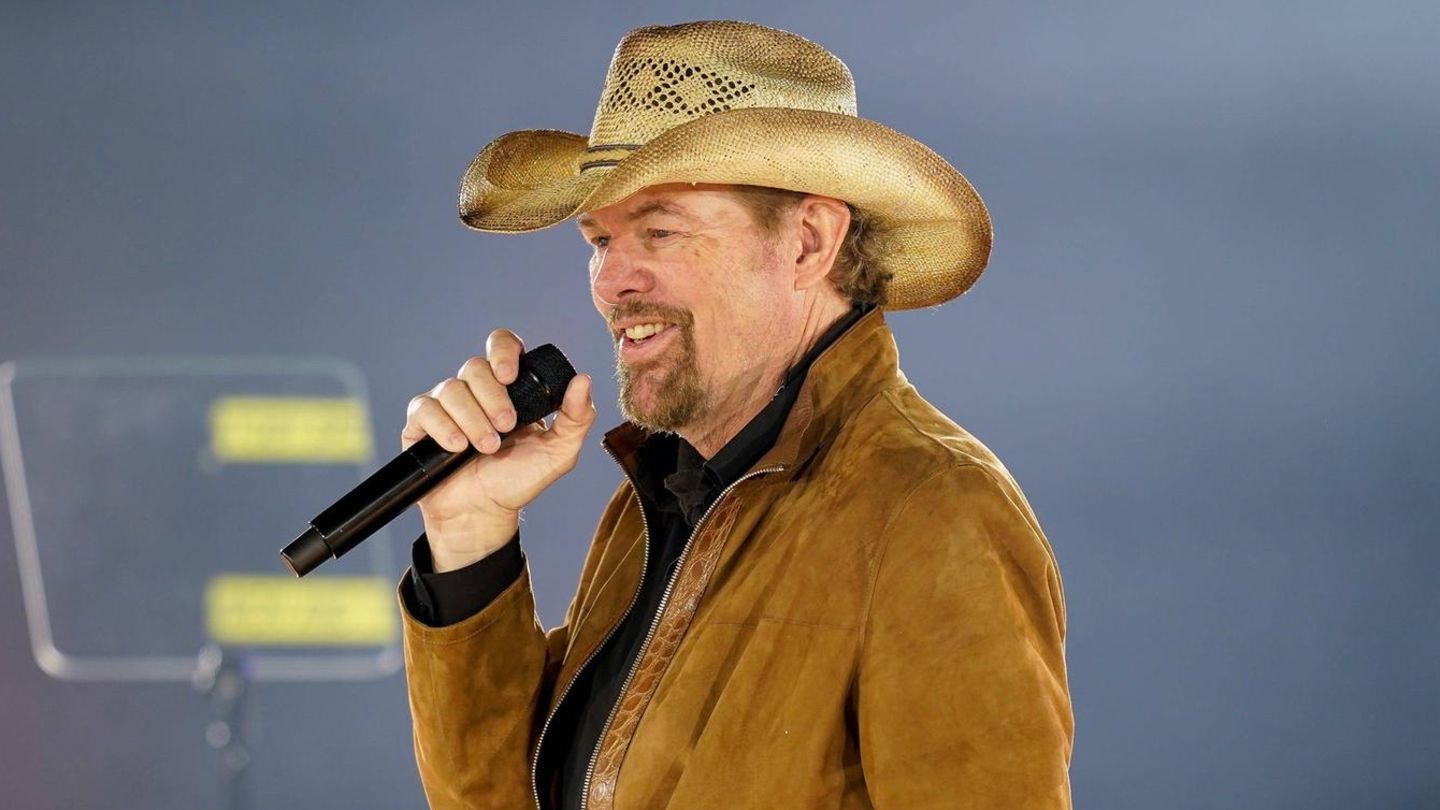 Toby Keith: US country singer dies at the age of 62