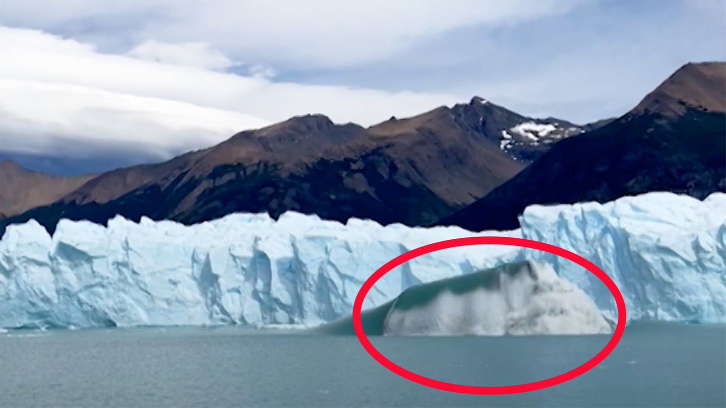 Kalbender Gletscher: Touristen filmen XXL-Eisbrocken, der aus der Tiefe des Meeres auftaucht