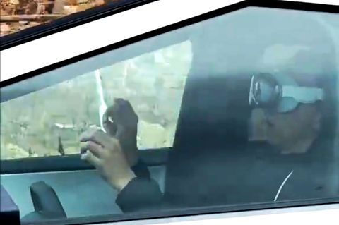Im Clip ist zu sehen, wie ein Tesla-Fahrer Apples Datenbrille Vision Pro beim Fahren benutzt