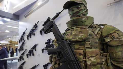 Militärische Ausrüstung wird im russischen Pavillon auf der "World Defense Show 2024"